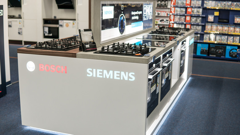 A store display of Bosch and Siemans stovetops.