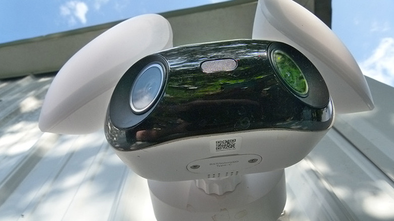The Reolink Elite Floodlight WiFi's two floodlights, two cameras, a speaker, a microphone, and motion sensors