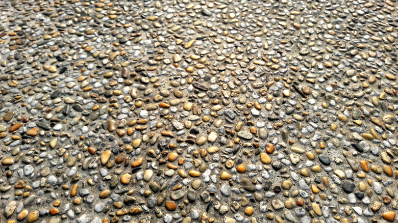 Exposed aggregate concrete surface with multicolored rocks