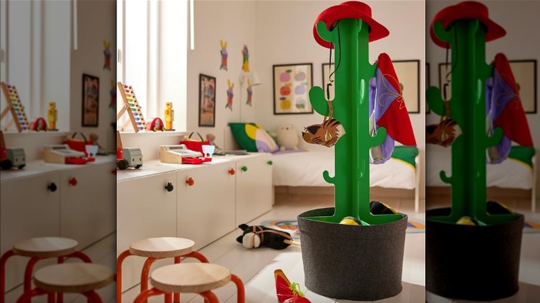 A GREJSIMOJS clothes stand holding clothing and accessories in a child's bedroom