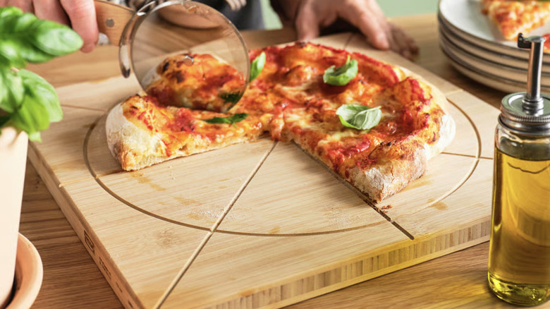IKEA HAVSTULPAN cutting board with a pizza on it