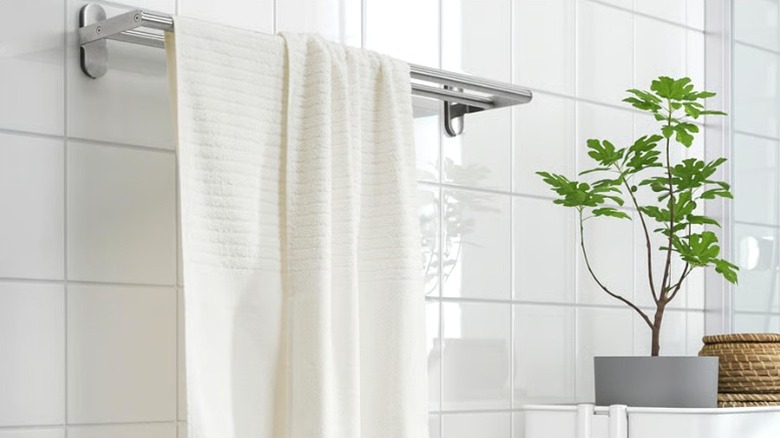IKEA's VÅGSJÖN﻿ towel hanging on a bathroom towel bar