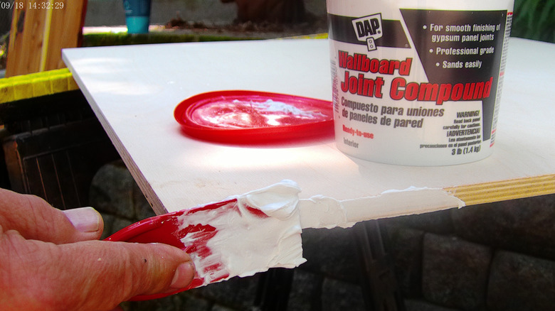 Prepping plywood edges for paint with wallboard joint compound