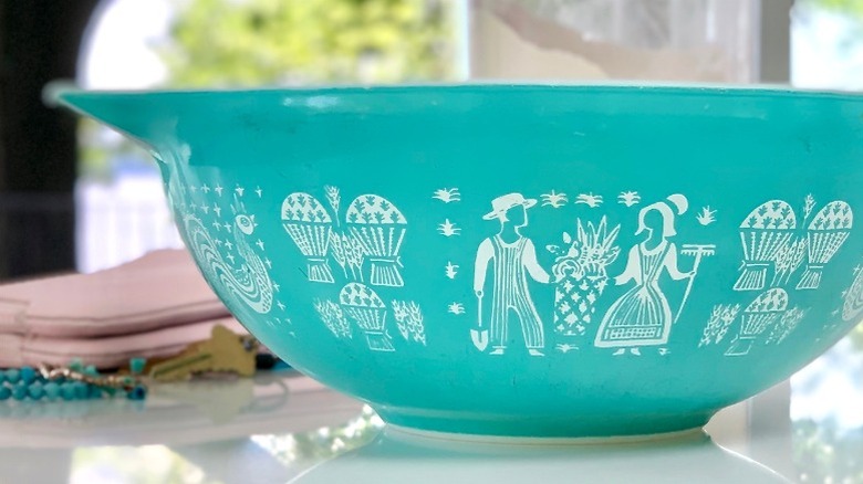 Vintage turquoise Amish butterprint bowl