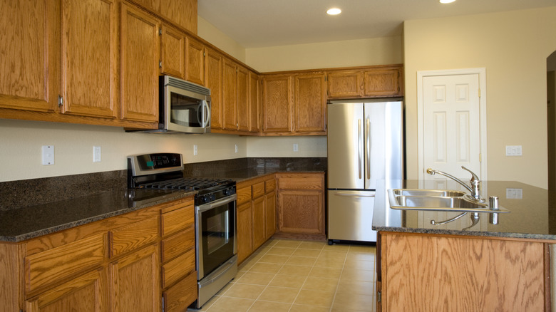 honey oak kitchen cabinets