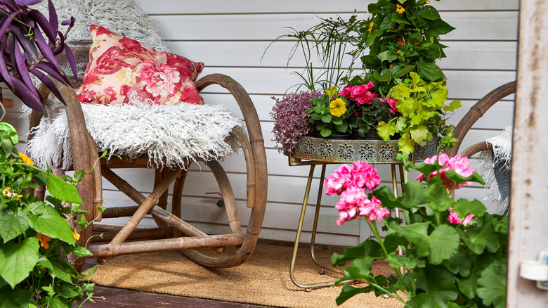 summery front porch decor