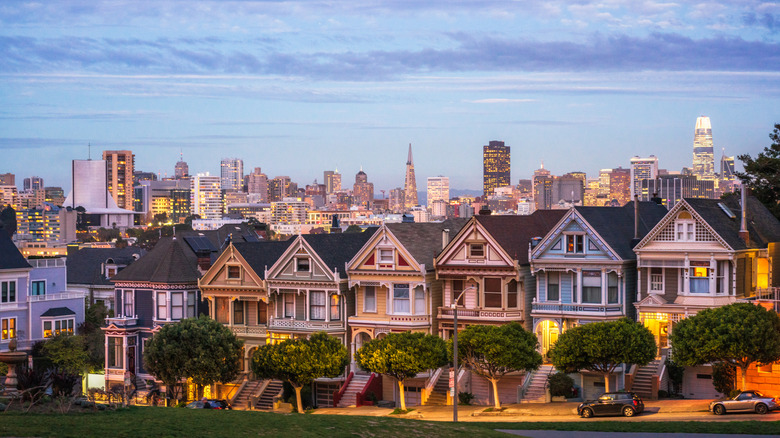 A row of Painted Lady Victorians in front of the San Francisco skyline