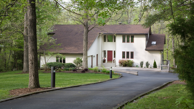 Midcentury property with a black asphalt driveway