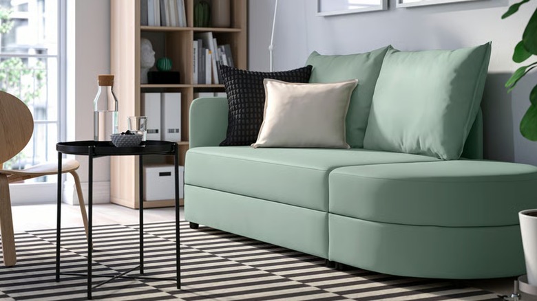 A light green LINDÅKRA sofa with an open end in a living room
