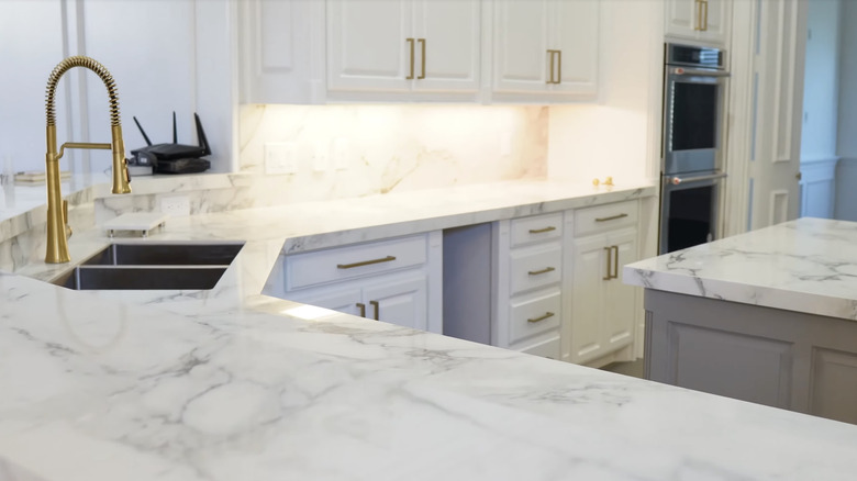 Porcelain countertop that's mimicking marble