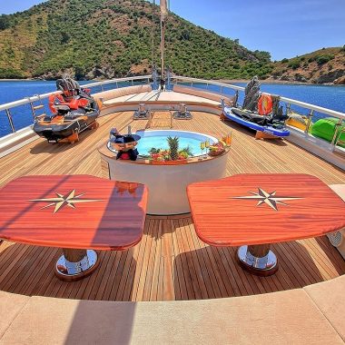 QUEEN-OF-SALMAKIS-Front-deck
