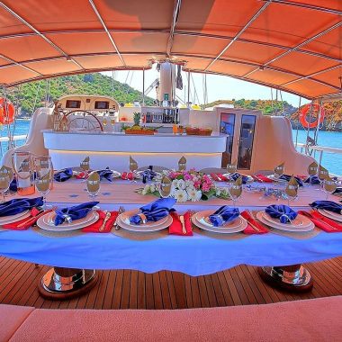 QUEEN-OF-SALMAKIS-Table-decoration
