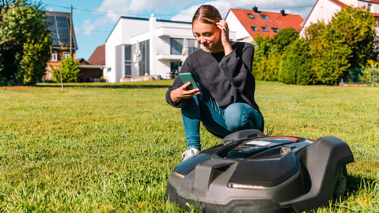 Controlling a robotic lawn mower with a mobile app
