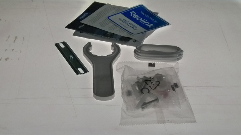 Installation accessories that came with the Reolink Elite Floodlight WiFi