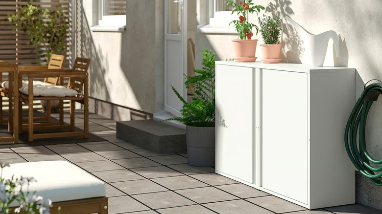 SUNDSÖ Cabinets on tidy modern patio