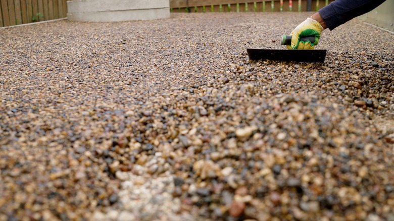 Installler leveling resin bound patio with a float