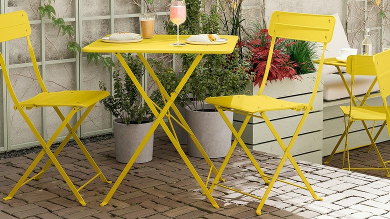 Yellow SUNDSÖ dining table with chairs in a yellow finish